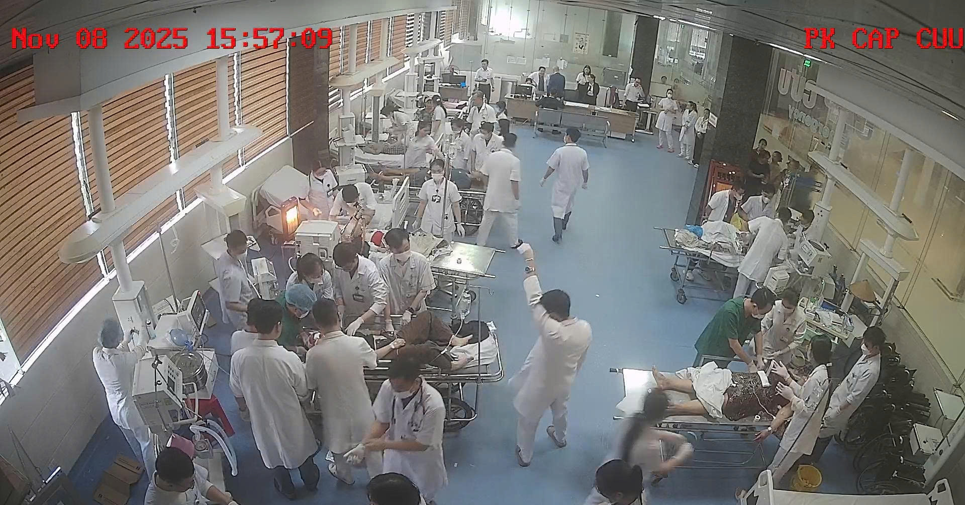 Cấp cứu 7 nạn nhân vụ ô tô con đâm xe tải trên ...