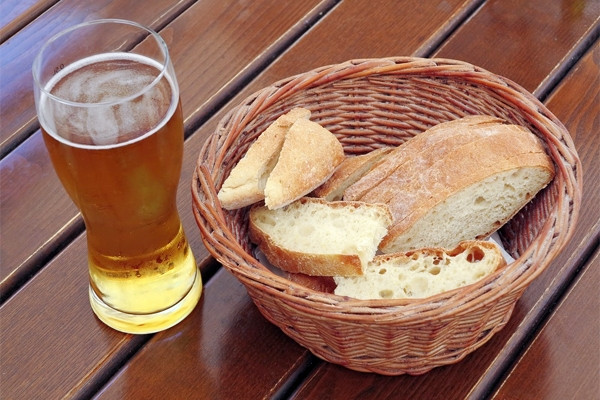 Cặp vợ chồng cùng sống thọ trăm tuổi chia sẻ thói quen, gồm uống bia buổi trưa