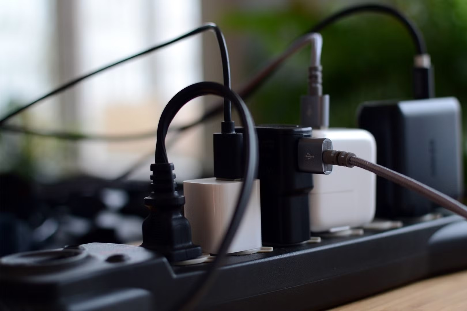 Có nên rút sạc điện khi không sử dụng?