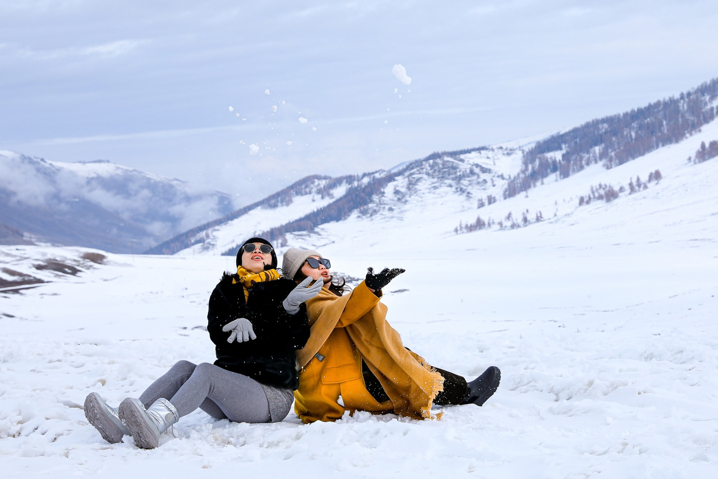 Đôi bạn thân U50 thuê xe tự lái, khám phá khoảnh khắc đẹp khó cưỡng ở Tân Cương