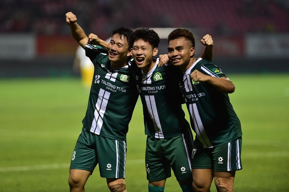 Đội bóng của Công Phượng chiếm ngôi đầu hạng Nhất