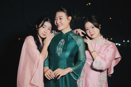 Dv Thanh Hương và hai con gái.jpg