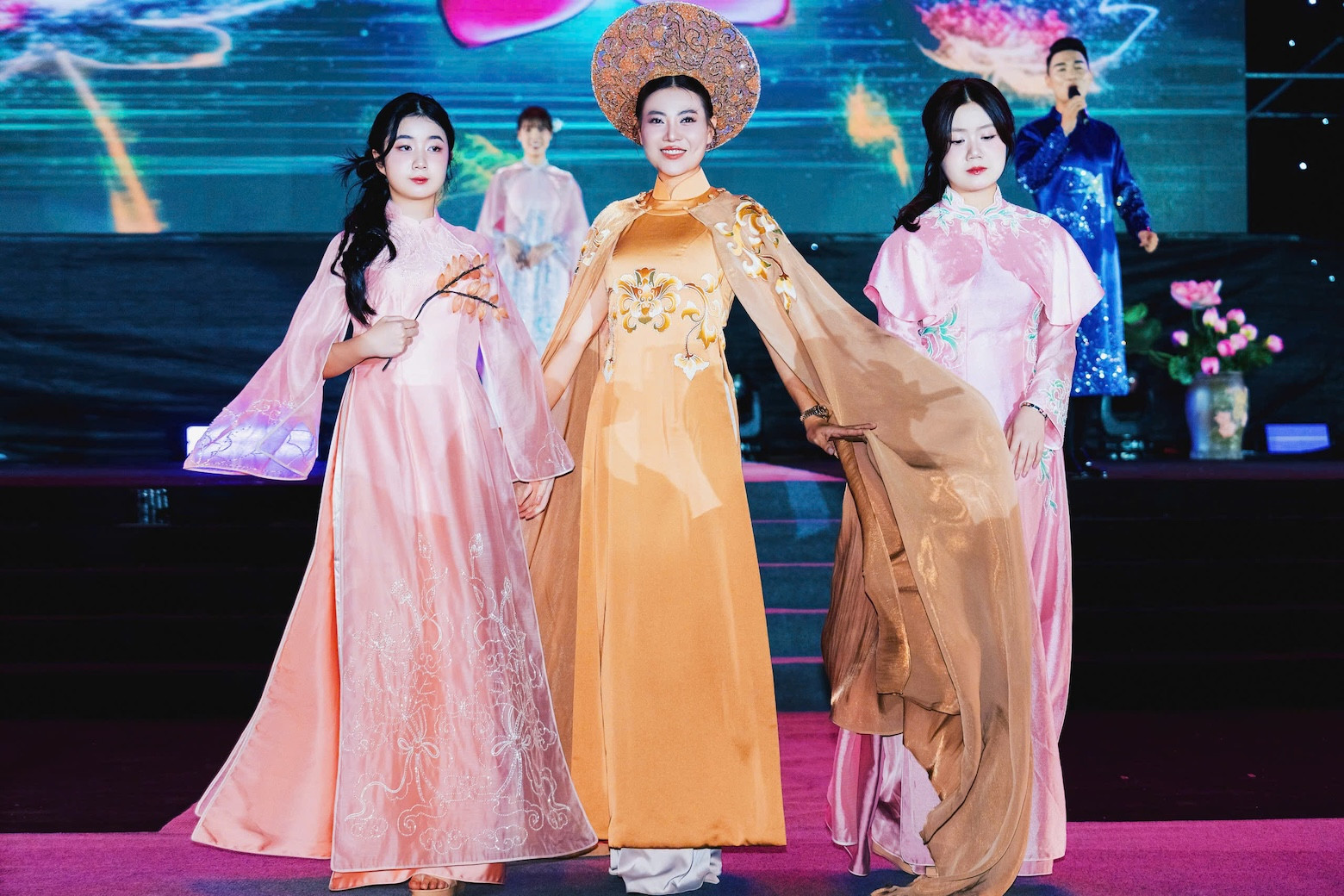 Dv Thanh Hương và hai con gái2.jpg