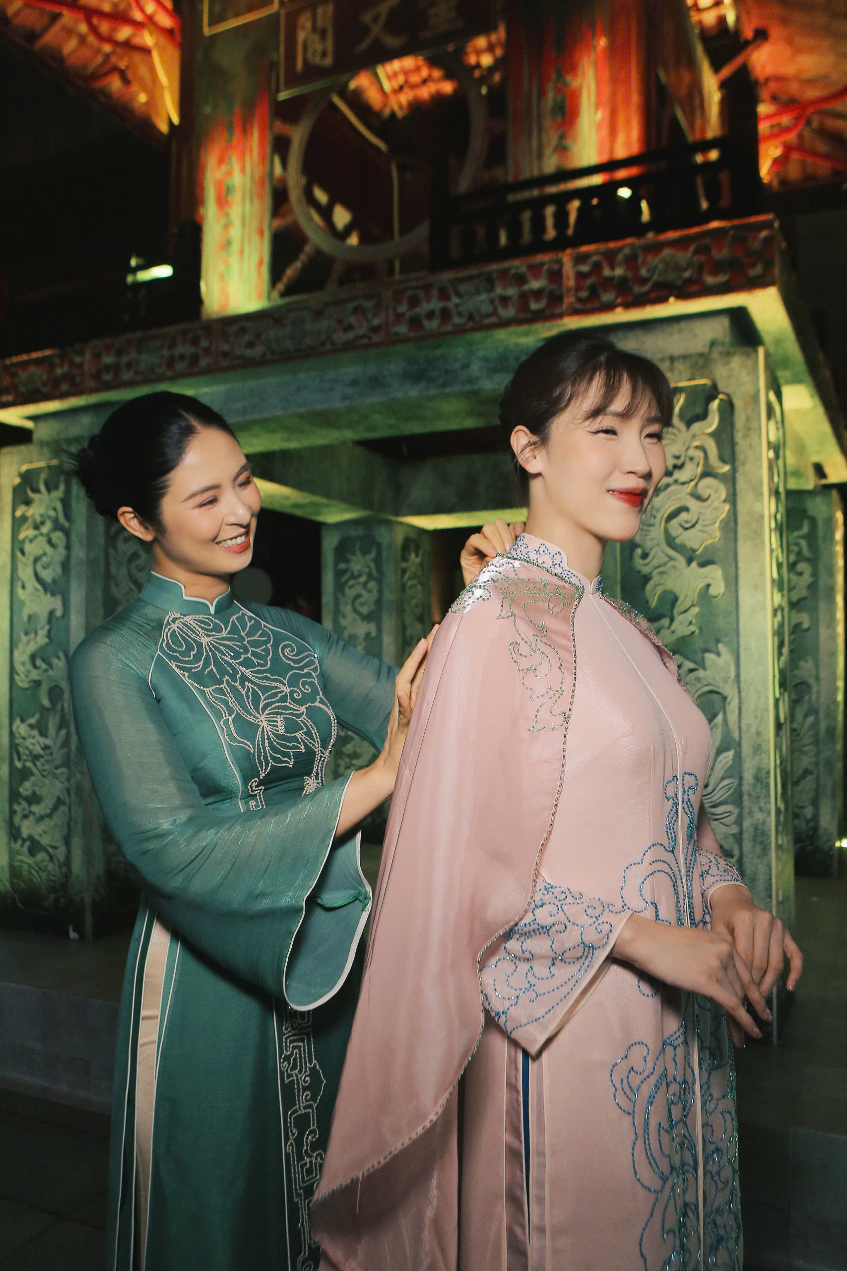 HH Ngọc Hân và HH Phí Thùy Linh.jpg