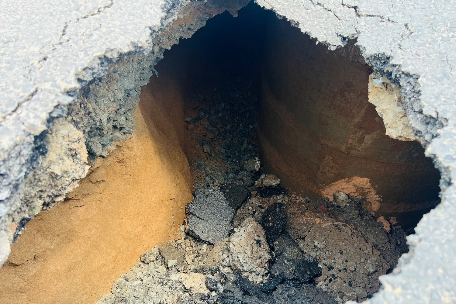 ‘Hố tử thần’ sâu khoảng 2,5m xuất hiện giữa đường ở TPHCM