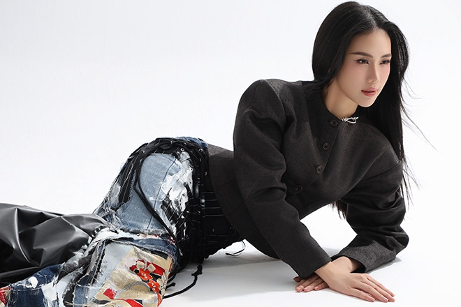 Hoa hậu Bùi Quỳnh Hoa khác lạ không nhận ra