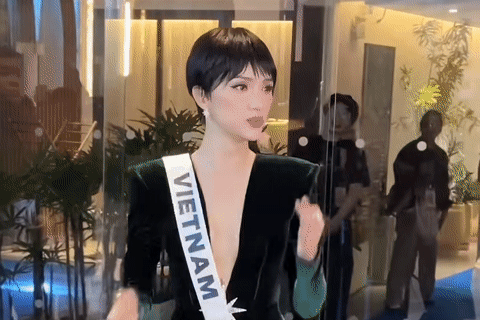 Hương Giang tóc ngắn gây sốc, diện váy đính kim cương ở Miss Universe