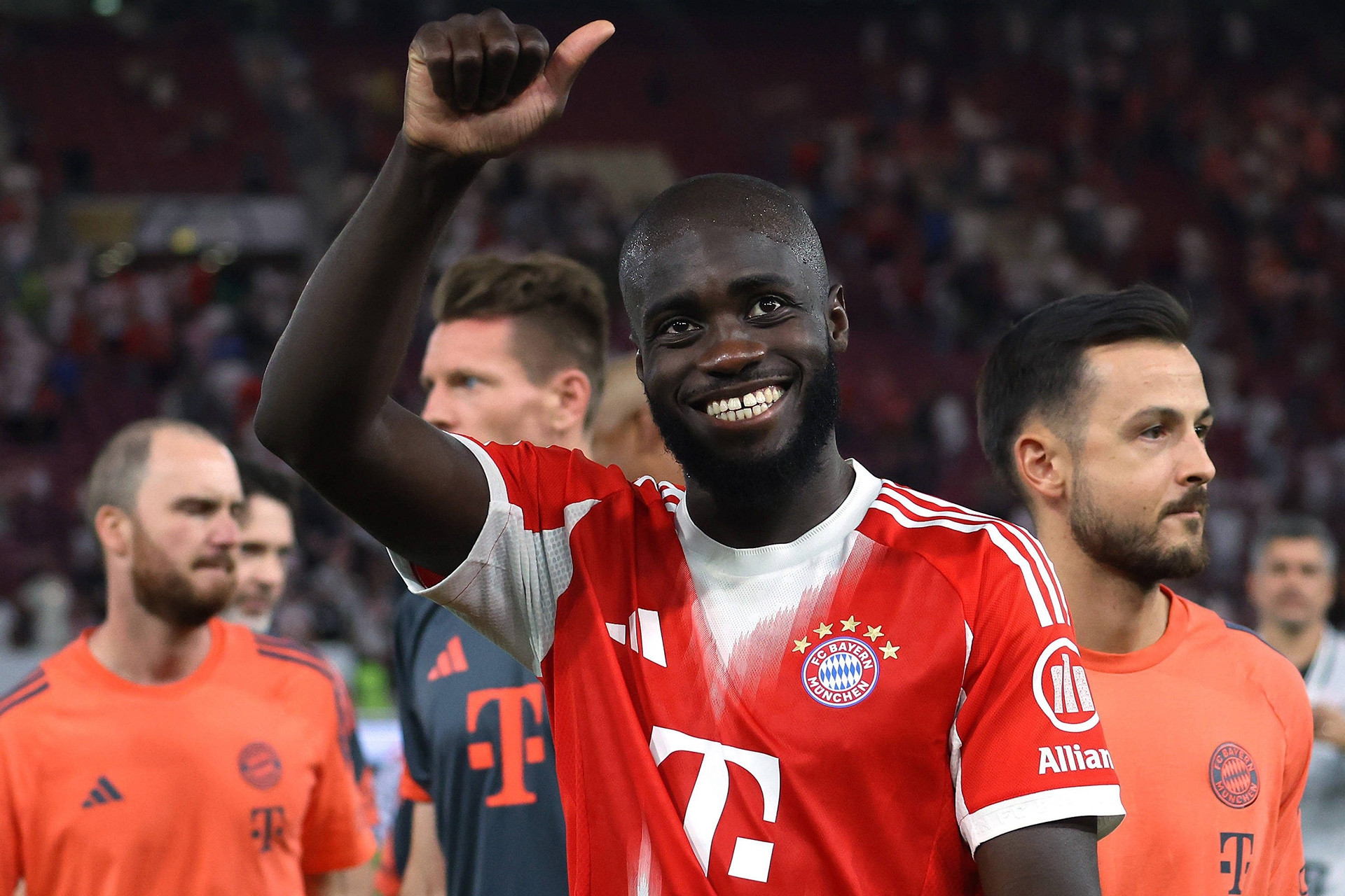 MU dẫn đầu cuộc đua giành trung vệ Upamecano