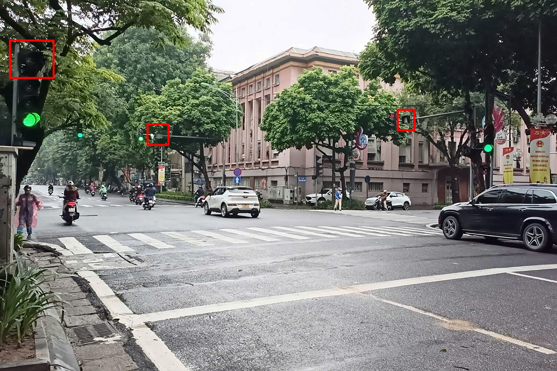 Nhiều trụ đèn tín hiệu ở Hà Nội bỗng 'mất' đèn đếm giây, tài xế lúng túng