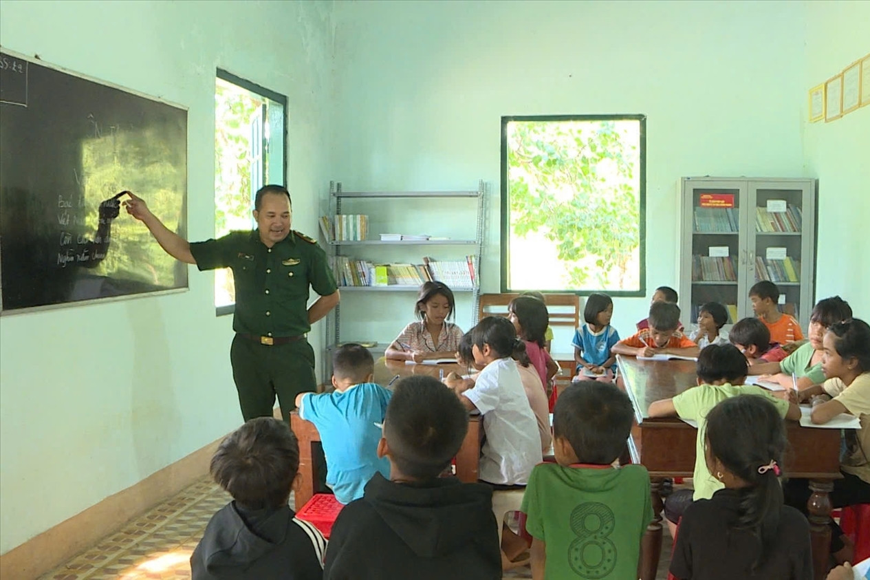 Những thầy giáo quân hàm xanh thắp sáng tri thức miền biên viễn