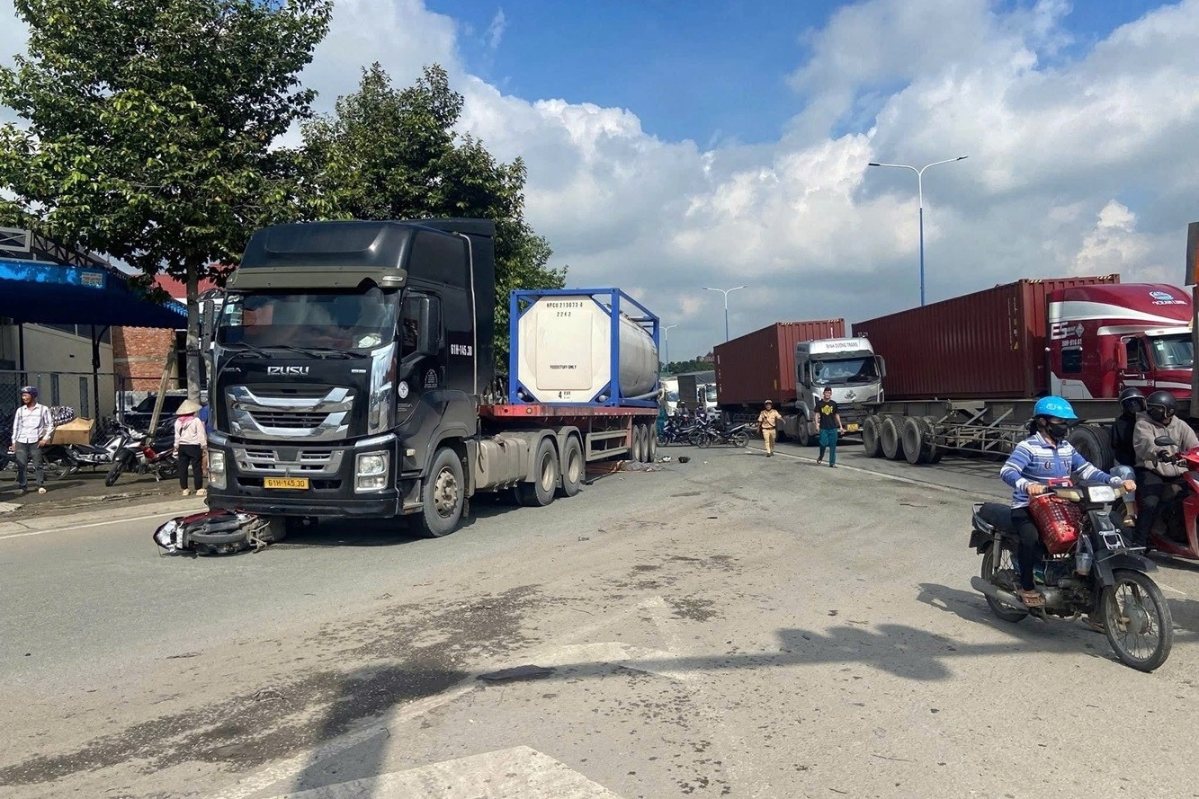 Ông bà chở cháu ngoại trên xe máy va chạm ô tô ở TPHCM, cả 3 tử vong