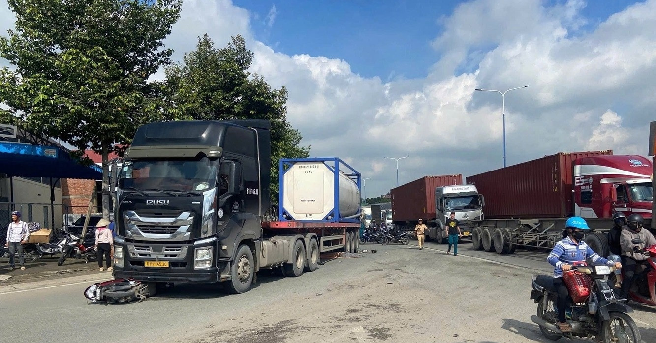 Ông bà chở cháu ngoại trên xe máy va chạm ô tô ở TPHCM, cả 3 tử vong