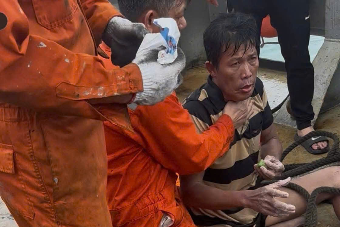 Sau hai ngày mất tích giữa biển, 1 trong 3 người ở Lý Sơn được cứu sống kỳ diệu