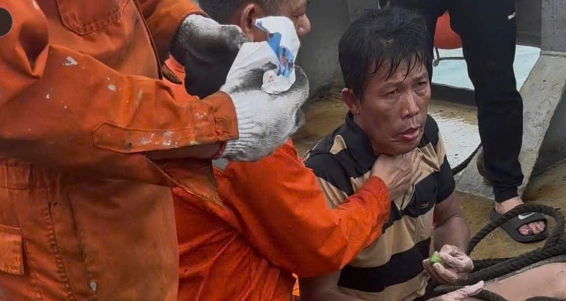 Sau hai ngày mất tích giữa biển, 1 trong 3 ngườ...