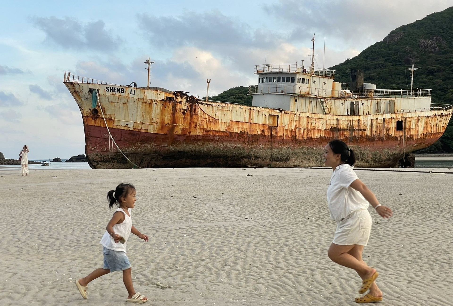 Tàu &apos;ma&apos; Sheng Li rời Côn Đảo, du khách tiếc nuối điểm check-in gây sốt một thời