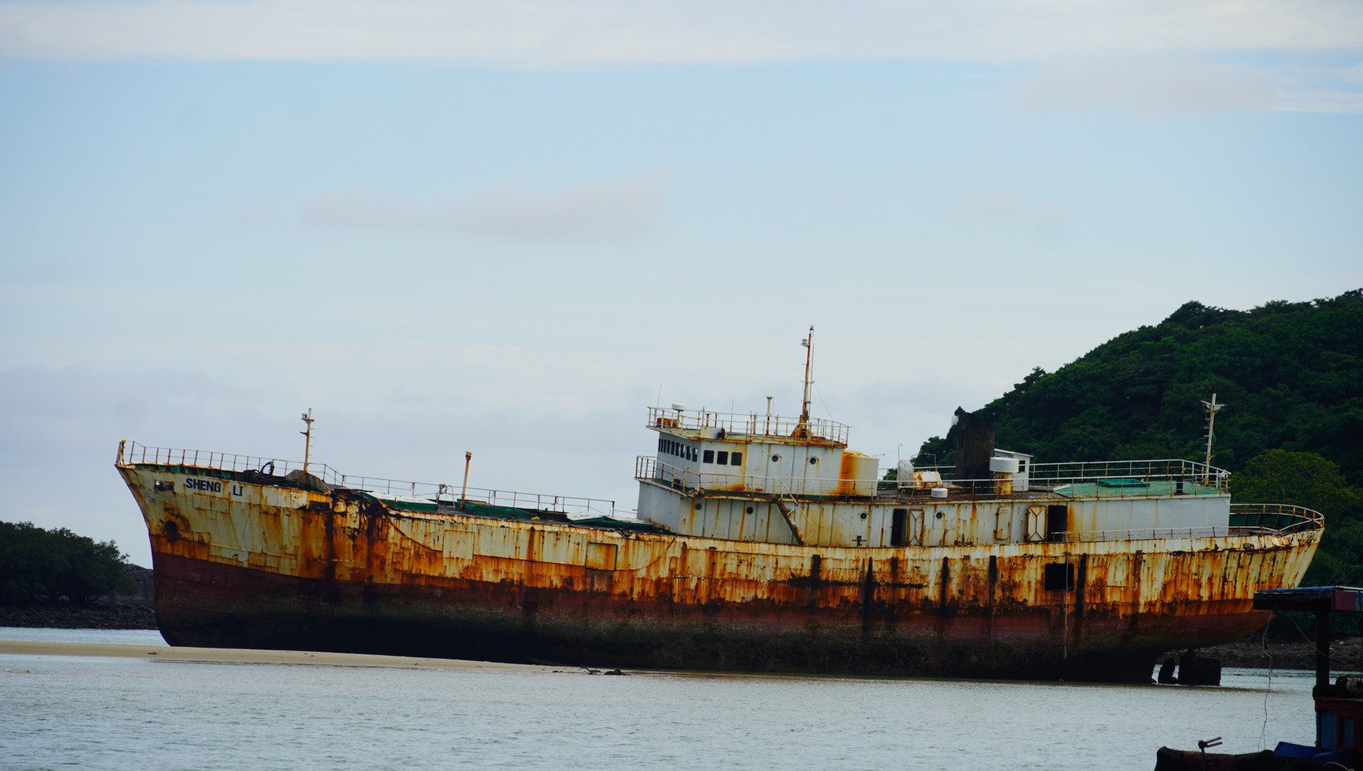 Tàu Sheng Li rời Côn Đảo, du khách tiếc nuối điểm “check in” từng gây bão mạng.jpg