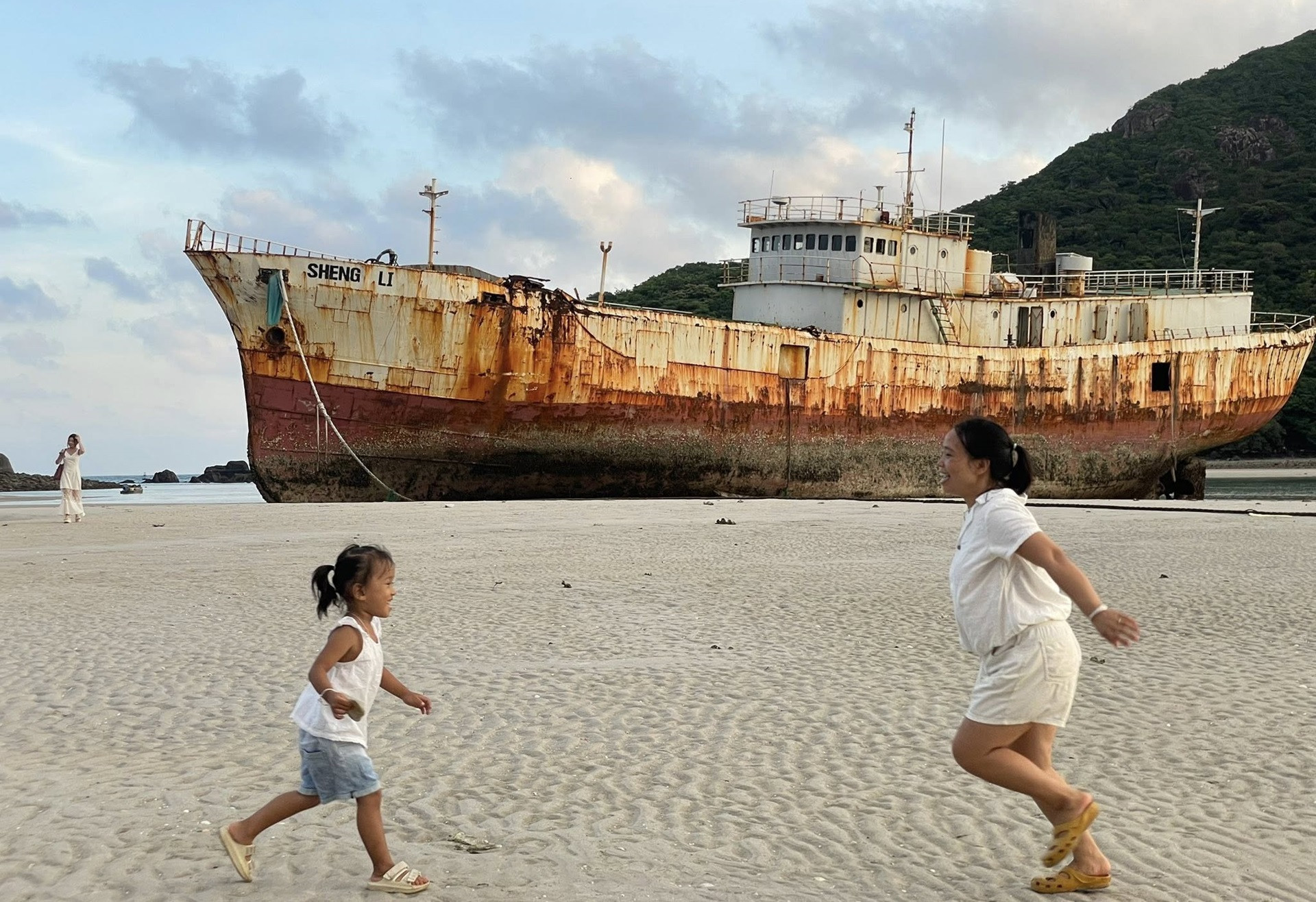 Tàu Sheng Li rời Côn Đảo, du khách tiếc nuối điểm “check in” từng gây bão mạng...jpg