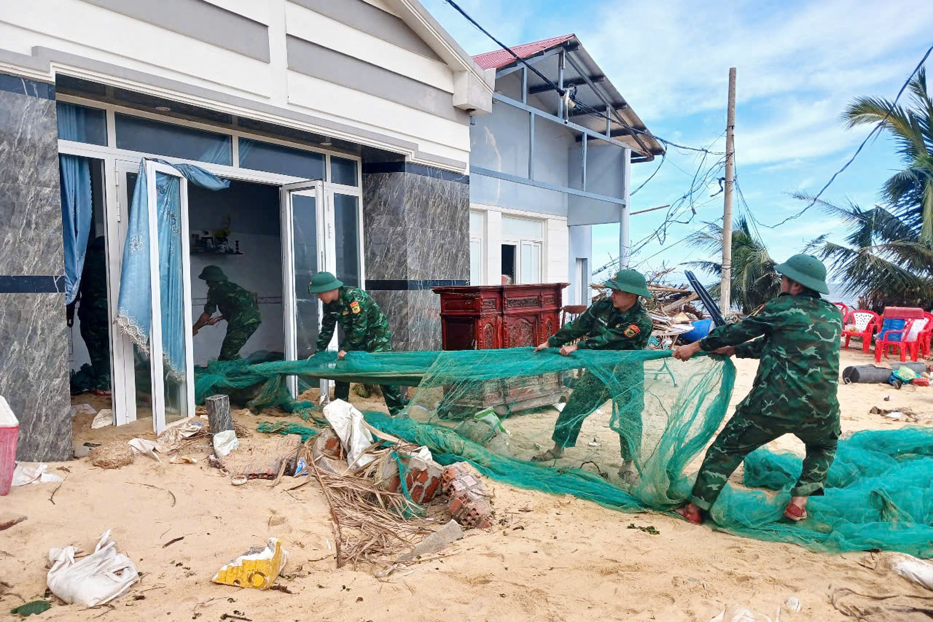 Thắm tình quân dân trong bão lũ