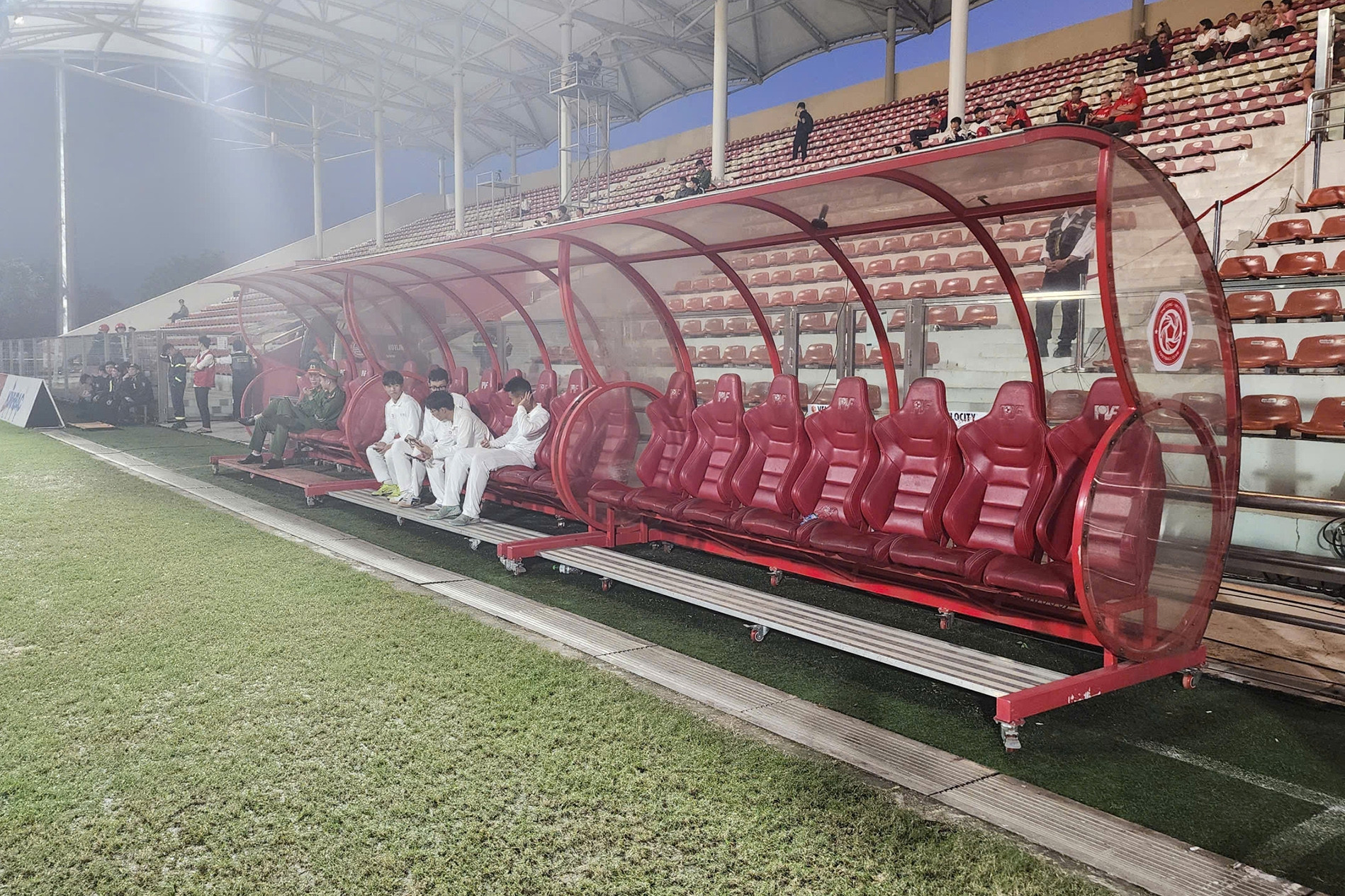 Trận đấu lùi giờ, Thể Công Viettel phải khởi động... trên xe