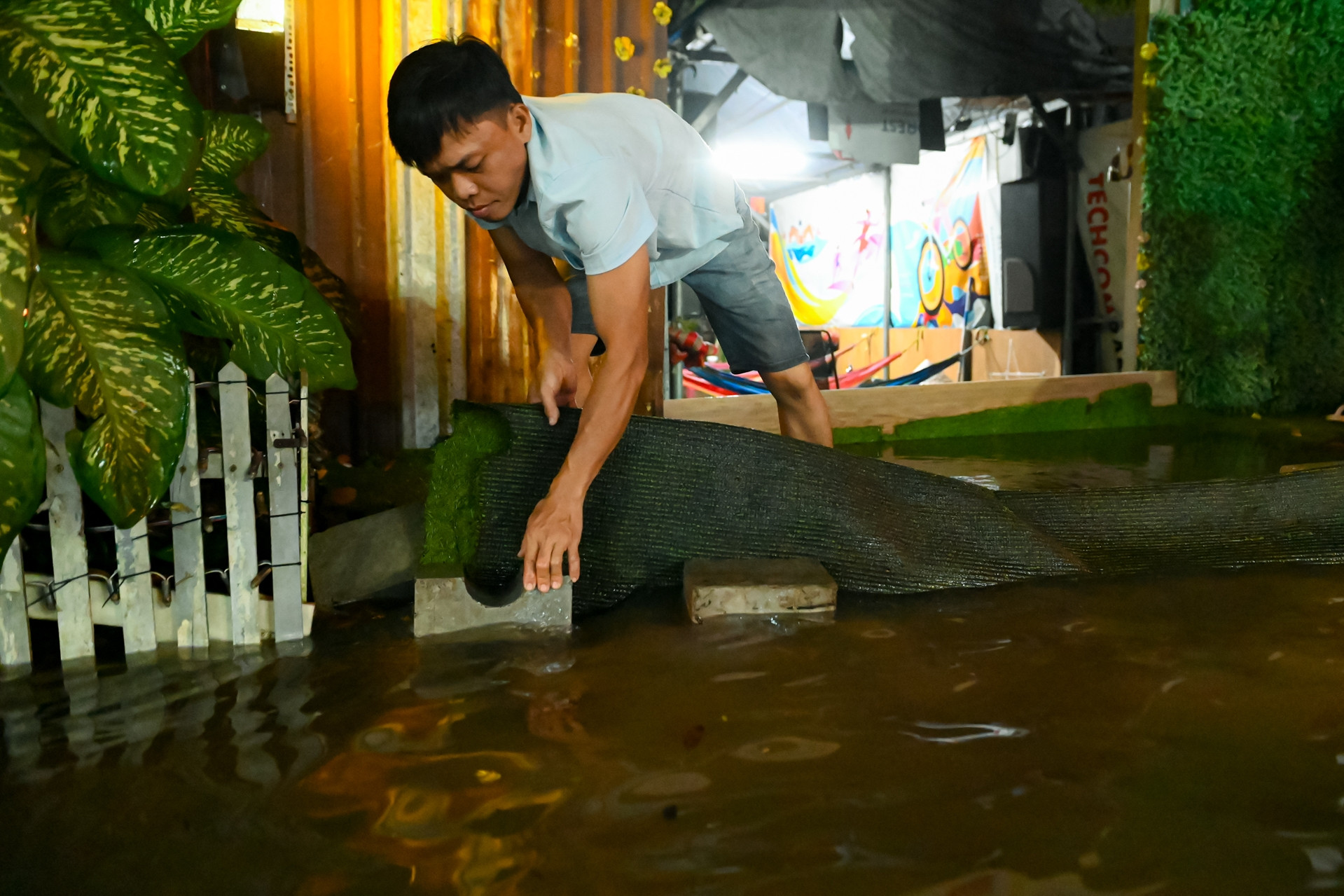 Triều cường dâng liên tiếp, người dân TPHCM ngao ngán chất thêm bao cát ngăn nước