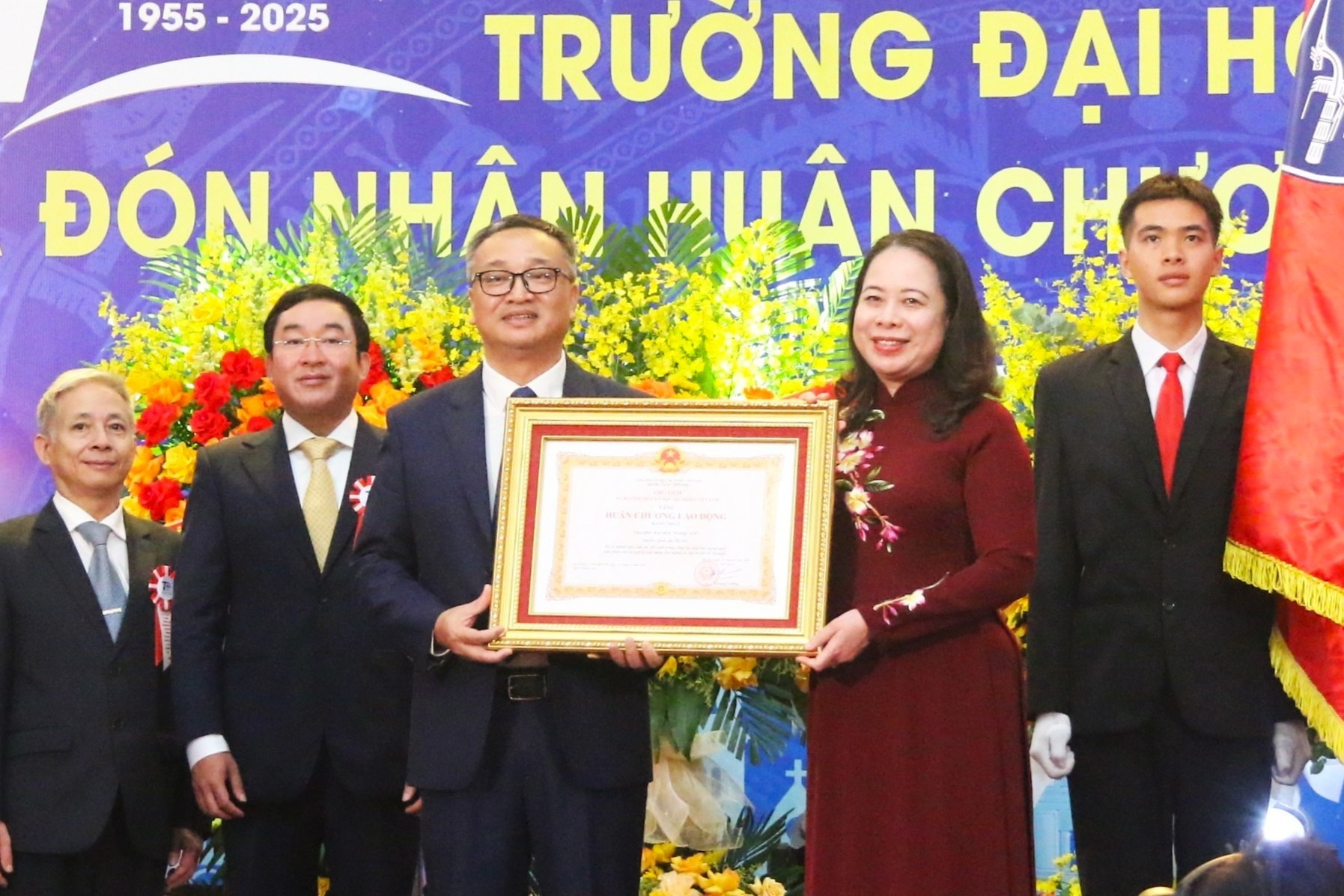 Trường Đại học Ngoại ngữ - ĐHQGHN nhận Huân chương Lao động hạng Nhất