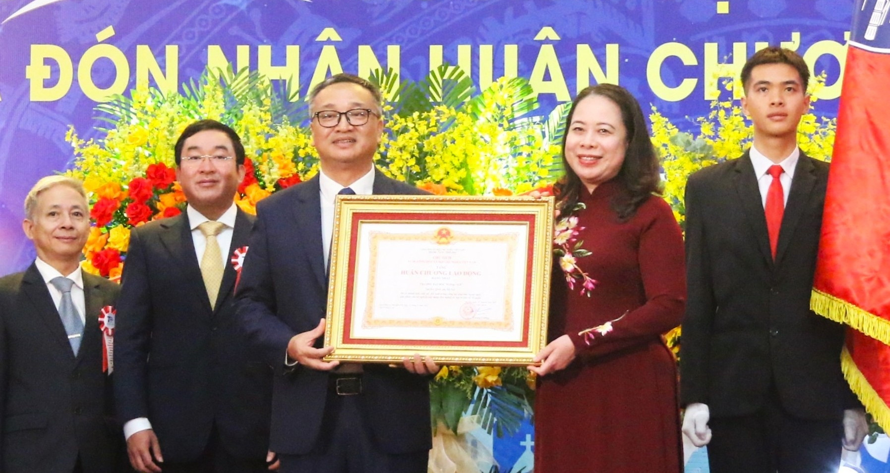 Trường Đại học Ngoại ngữ - ĐHQGHN nhận Huân chương Lao động hạng Nhất