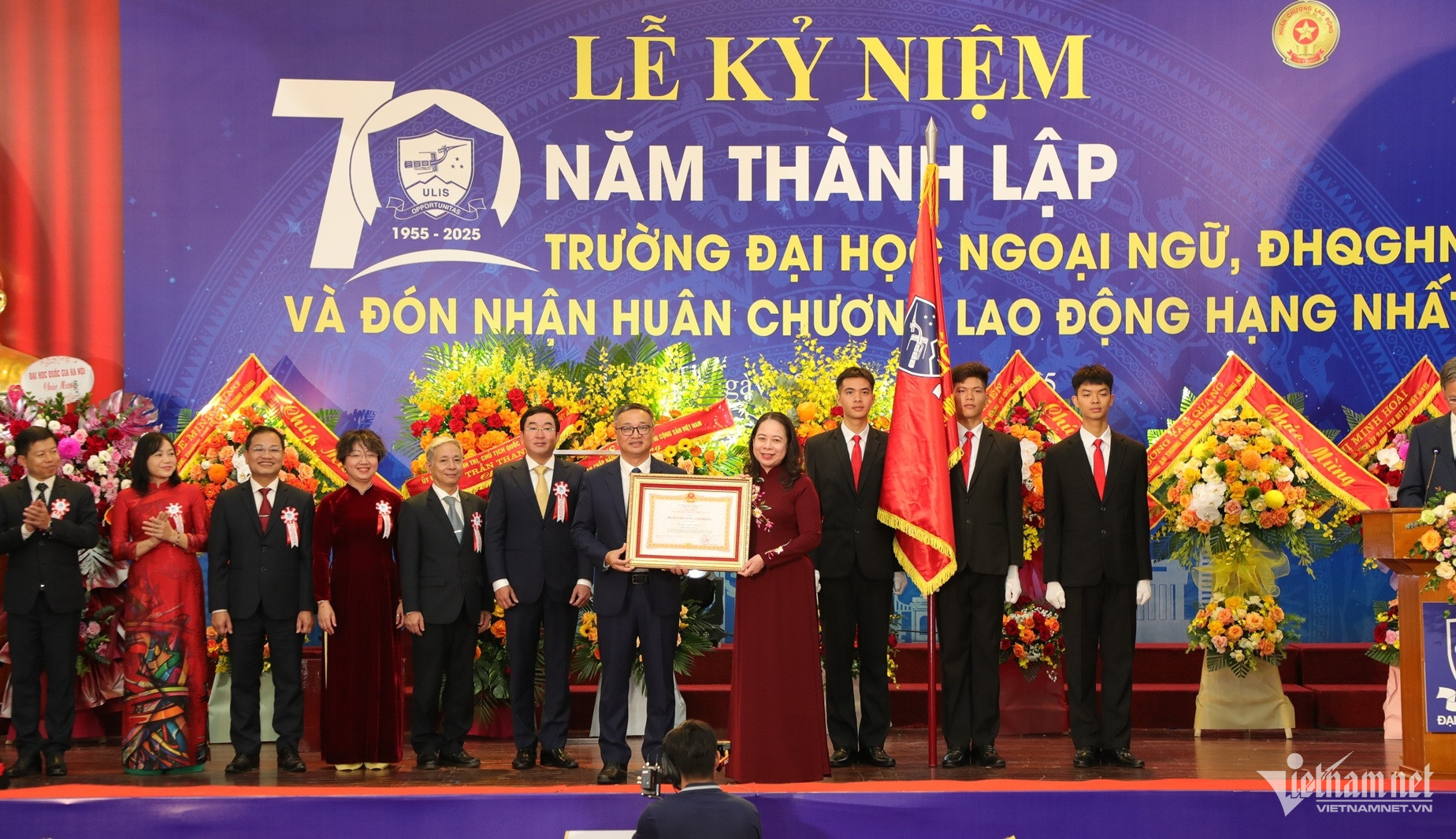 W-nhận Huân chương.JPG.jpg
