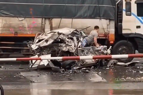 Xe con bị 'vò nát' sau va chạm liên hoàn, bất ngờ cảnh tài xế sống sót bước ra