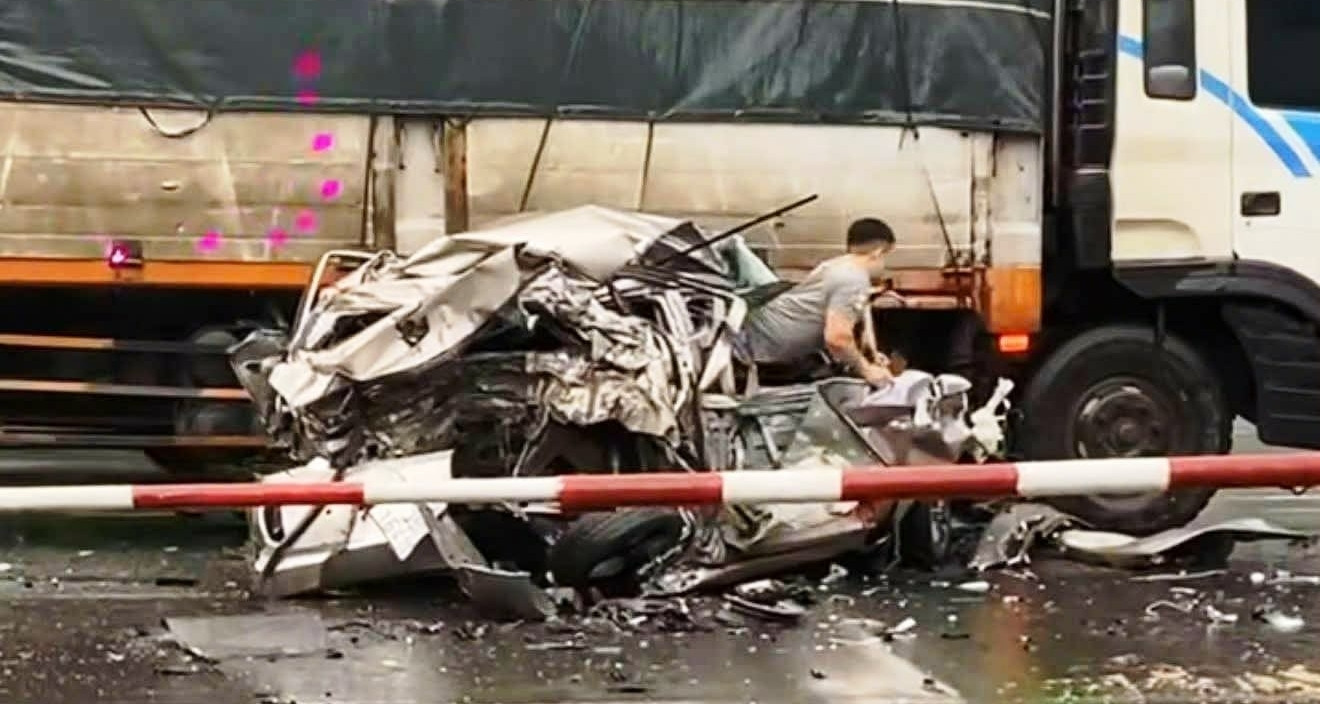 Xe con bị "vò nát" sau va chạm liên hoàn, bất n...