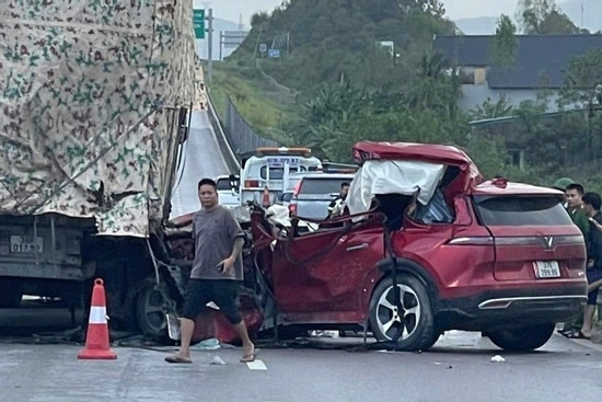 Bản tin cuối ngày 8/11: Ô tô 7 chỗ đâm đuôi xe tải trên cao tốc, tài xế tử vong Bản tin cuối ngày 8/11: Ô tô 7 chỗ đâm đuôi xe tải trên cao tốc, tài xế tử vong