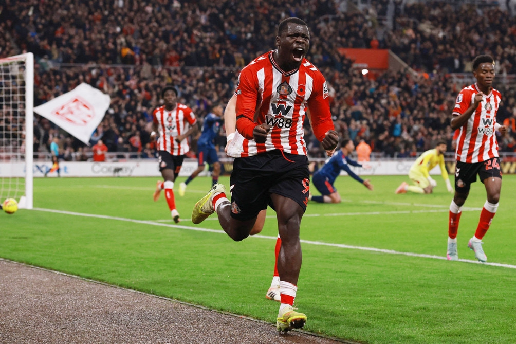 Arsenal đánh rơi chiến thắng phút chót