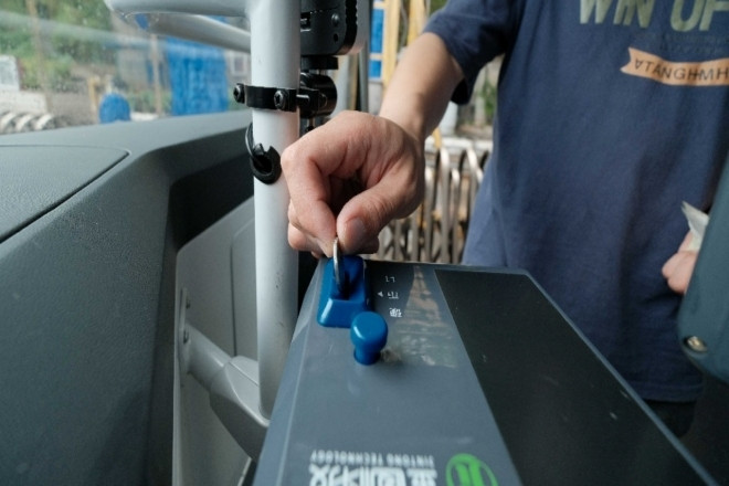 Bỏ hơn 110 triệu đồng vào thùng xe buýt, nữ hành khách khóc tiết lộ lý do