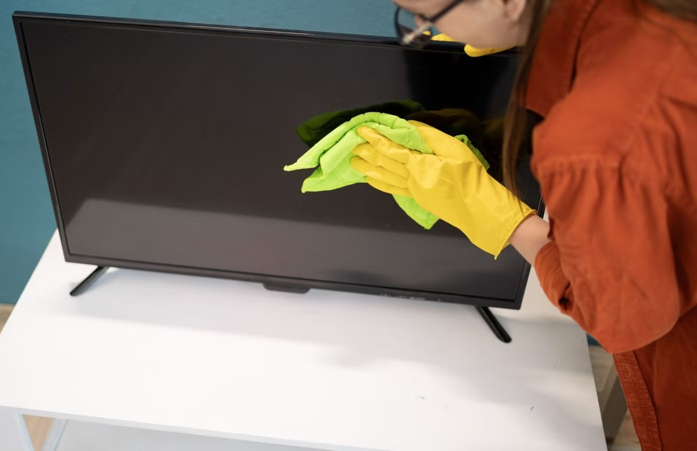 Cách lau màn hình TV đúng chuẩn, tránh gây hư hại