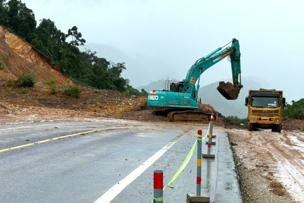 Cao tốc La Sơn - Túy Loan tạm lưu thông một làn, cấm xe tải và xe khách