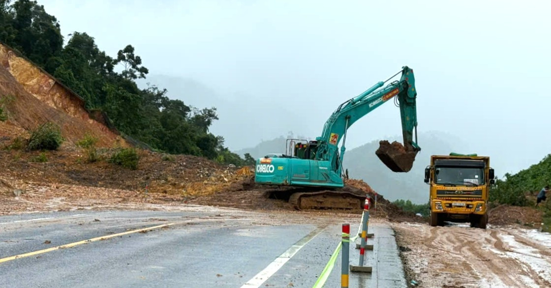 Cao tốc La Sơn - Túy Loan tạm lưu thông một làn, cấm xe tải và xe khách