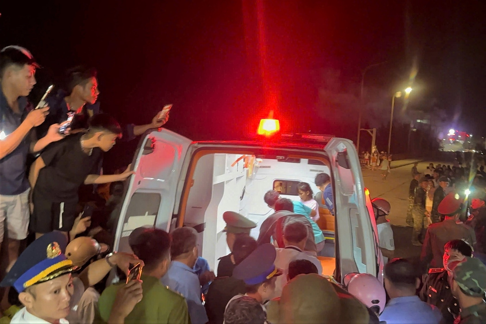 Đảo Lý Sơn vỡ òa đón 3 cư dân sống sót sau 2 ngày trôi dạt giữa biển