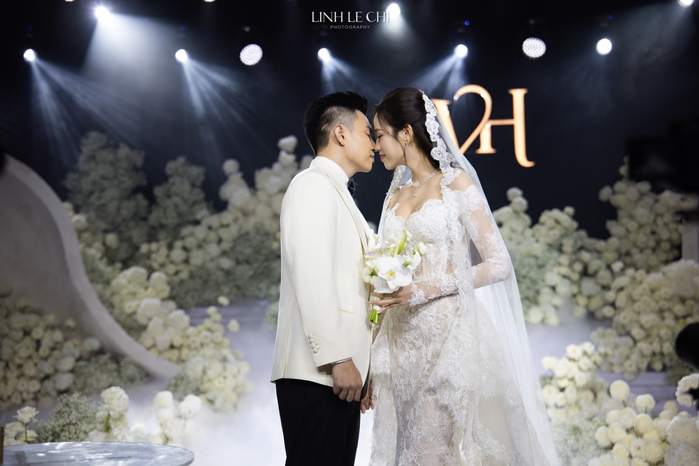 Hoa hậu Đỗ Thị Hà trong đám cưới biển hoa trắng