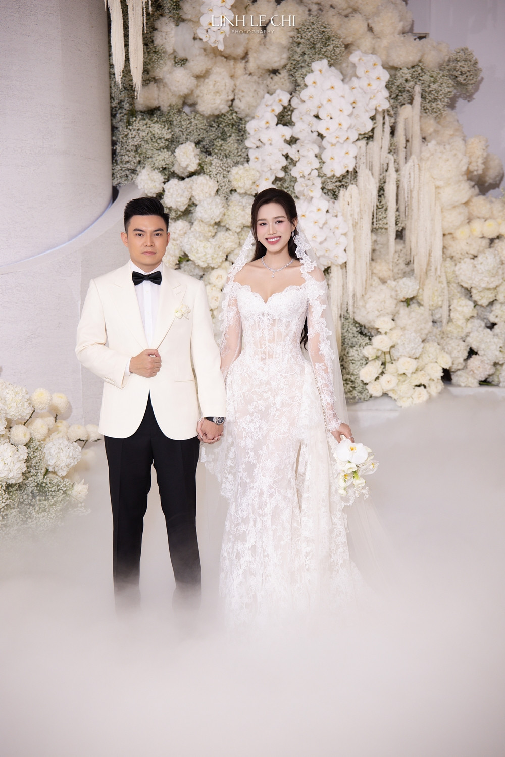 Đỗ Thị Hà trong váy cưới ren xuyên thấu