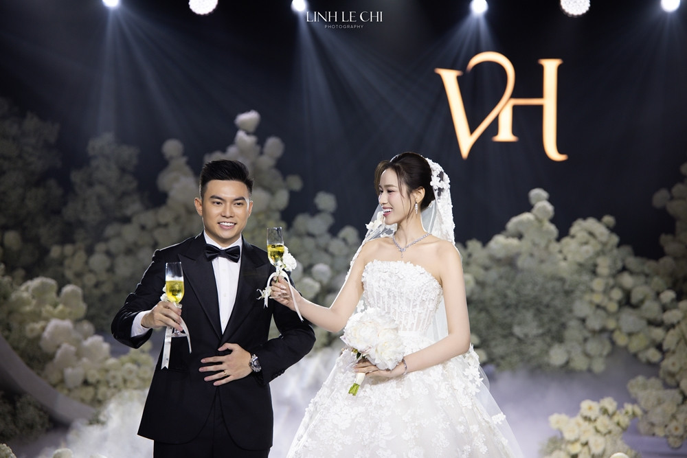 Khoảnh khắc hạnh phúc của cô dâu chú rể