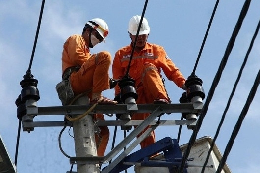 Hậu bão số 13: Gia Lai căng sức khắc phục điện chiếu sáng cho người dân