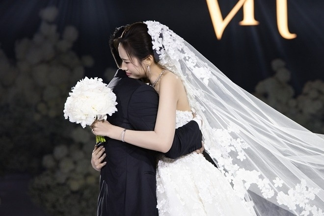 Hoa hậu Đỗ Thị Hà khóc nói với chồng: 'Anh là bến đỗ bình yên nhất của đời em'