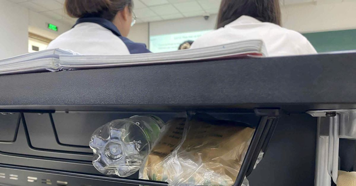 Khi đồ ăn vào giảng đường: Từ thói quen đến văn hóa ứng xử