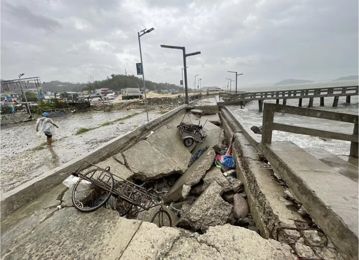 Một phần đê chắn sóng ở thành phố Catbalogan, Samar, đã bị hư hại sau cuộc tấn công dữ dội của bão Fung-wong. Ảnh: Inquirer.net