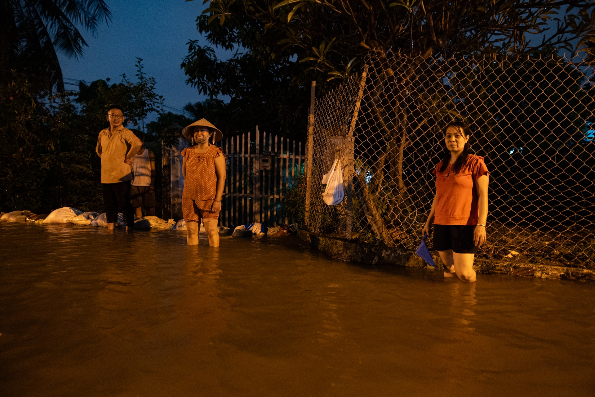 Người dân TPHCM chất thêm bao cát ngăn triều cường dâng cao