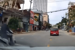 Nóng trên đường: Tăng ga vượt ẩu, thanh niên đi xe máy ngã sõng soài giữa đường