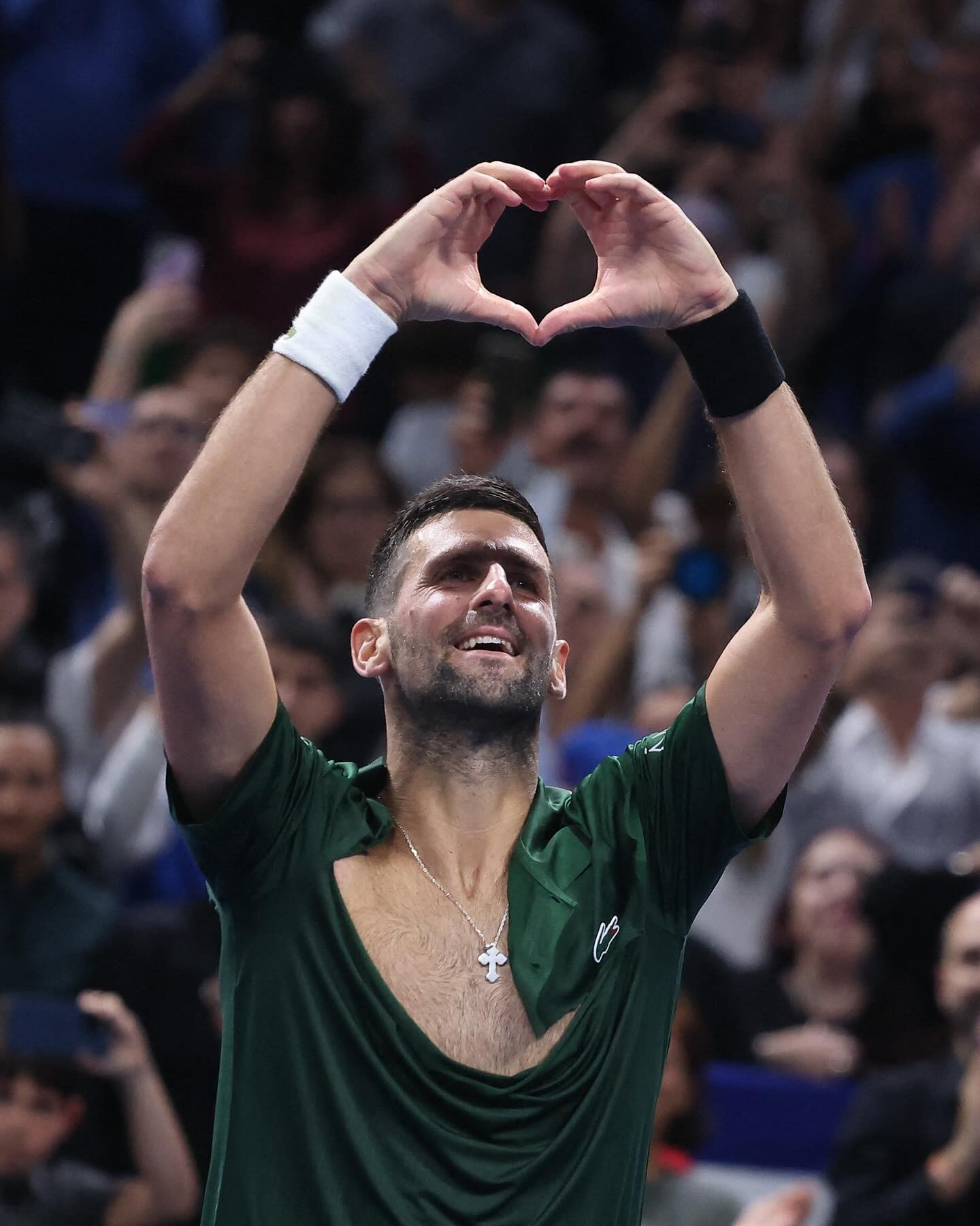 https://static-images.vnncdn.net/vps_images_publish/000001/000003/2025/11/9/novak-djokovic-617.jpg