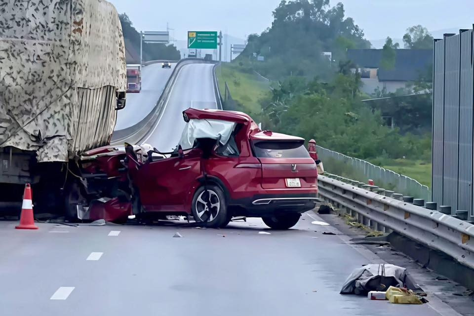 Phanh khẩn cấp không thể cứu mạng tài xế xe 7 chỗ đâm vào xe tải trên cao tốc