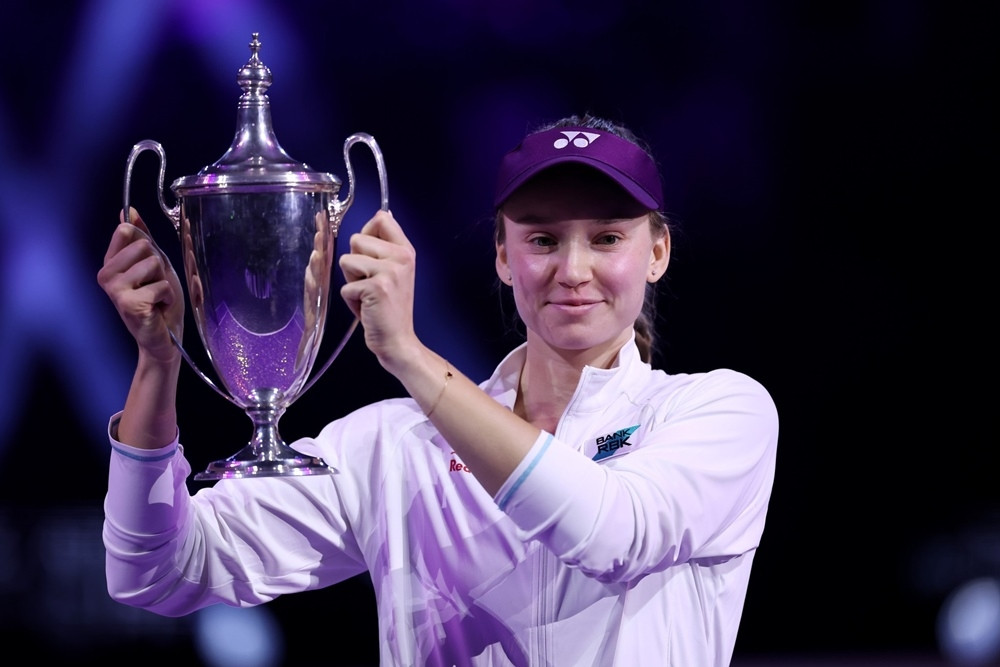 Rybakina phục hận Sabalenka, lên ngôi Nữ hoàng WTA Finals