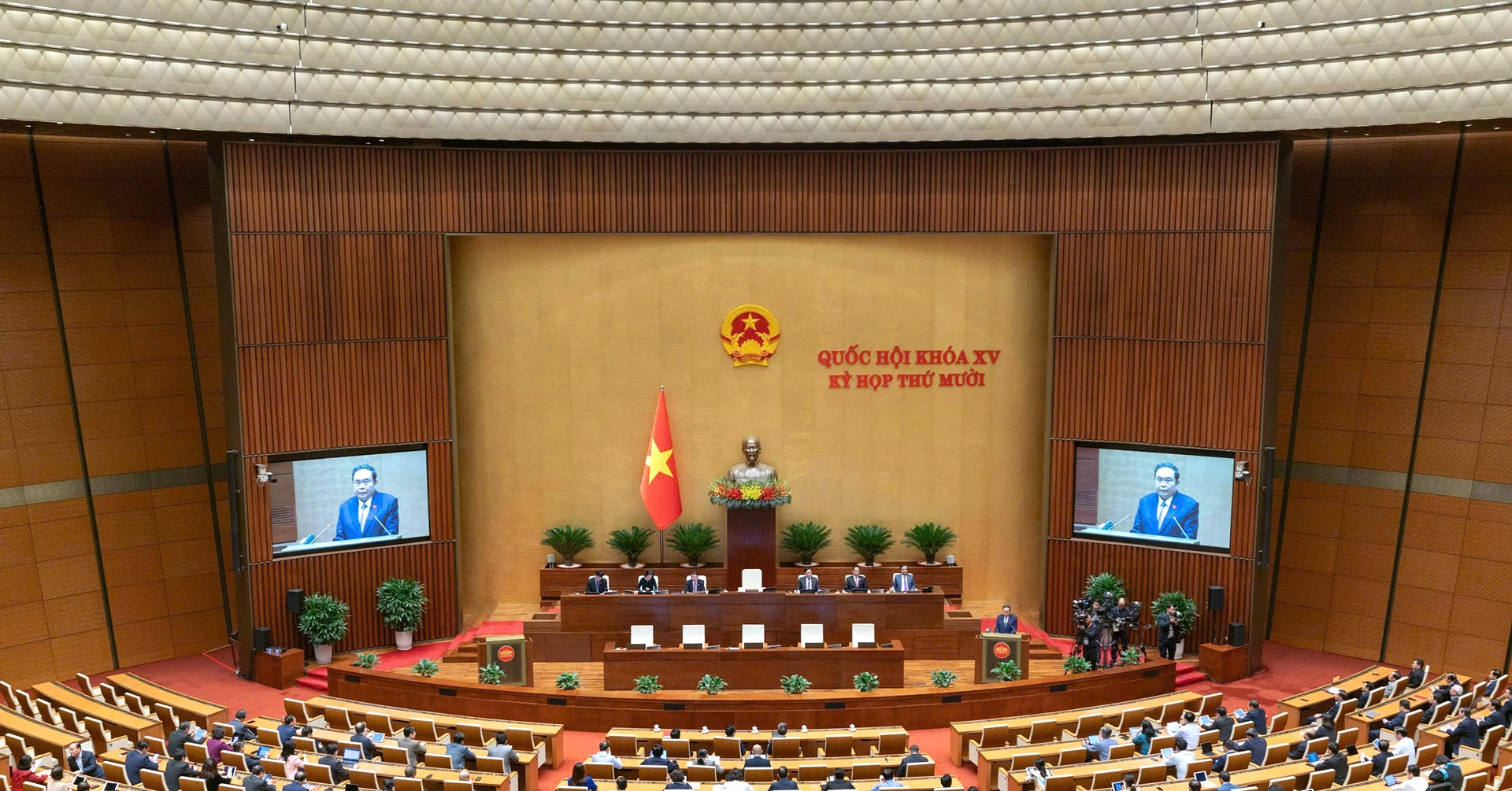 Sáng nay, Quốc hội làm công tác nhân sự, truyền...