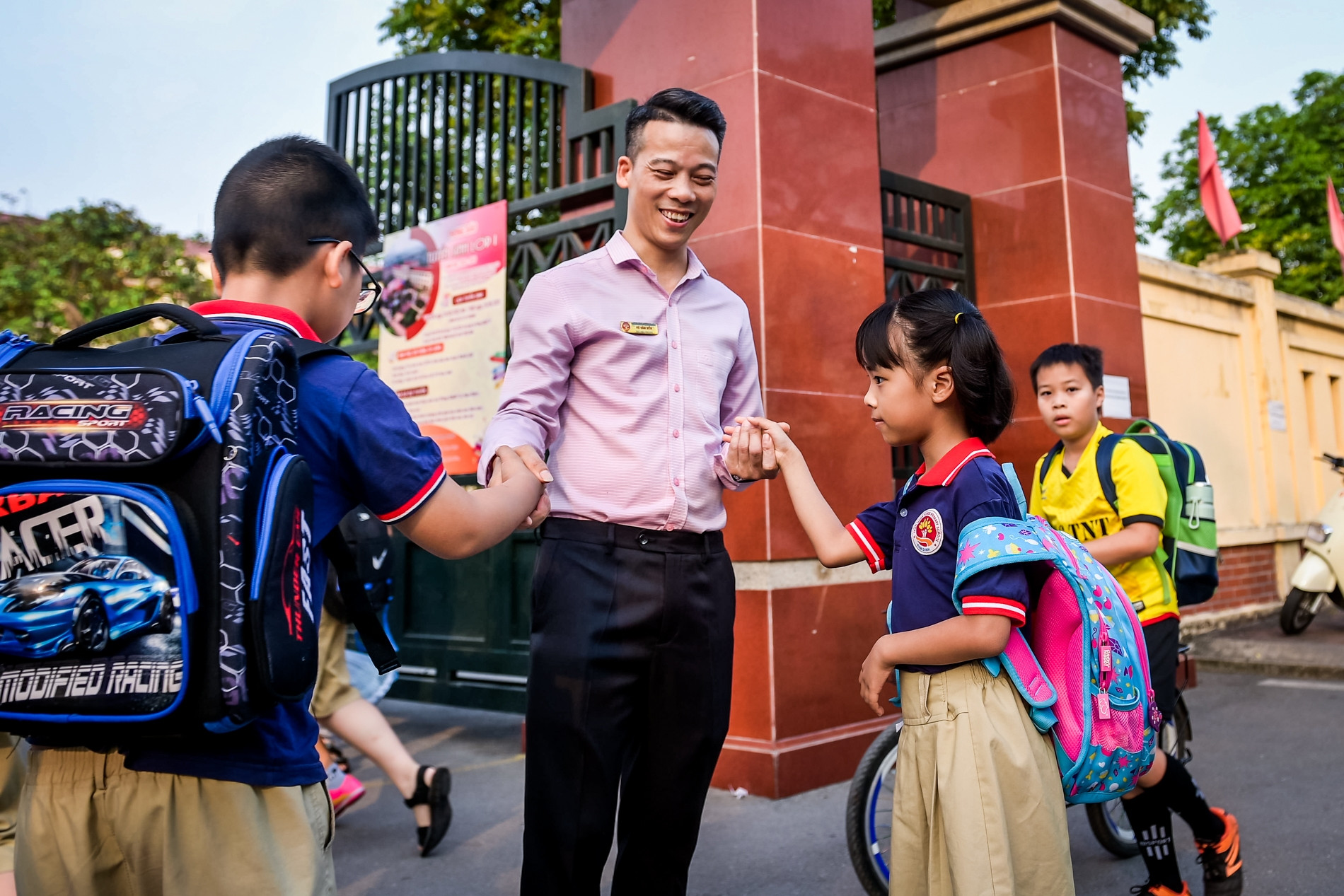 Thầy hiệu phó và 'cuộc cách mạng nhỏ' bỏ giám thị, đón học trò bằng cái bắt tay